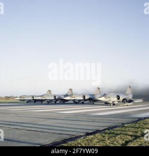Transfert des Hollandais Starfighters en Turquie. Le 15 décembre 1980 a commencé à partir de la base aérienne Leeuwarden 11 Lockheed (T) F-104G Starfighters Direction Turquie. Ces dispositifs ex-klu ont été fournis avec le croissant turc et ont été transportés par des cerfs-volants de Volkel et de Leeuwarden jusqu'à la base turque. Banque D'Images