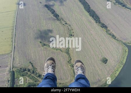 photo prise en volant d'un parapente sur vos pieds et le sol à partir d'une hauteur Banque D'Images