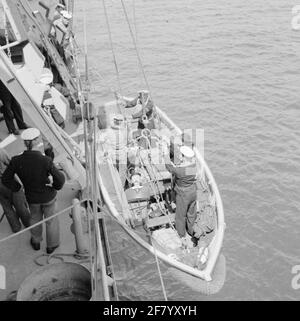 Voyage d'automne de Smaleel 1 qui se compose de HR.Mme De Ruyter (la vedette), HR.Mme Amsterdam, HR.Mme Holland (à partir de novembre 11), HR.Mme Rotterdam, HR.Mme Lion de mer, hr.ms. L'amers (entre le 8 et le 22 novembre) et HR.Mme L'habitant de Zeeland. Une partie de l'escadron a quitté Den Helder, une autre partie de Rotterdam. Le voyage est allé à va Brest, Gibraltar, Livourne, la Spezia, Lerici, La Specia, Gibraltar, Falmouth, Plymouth et Portland sont de retour à Den Helder. Une boucle est abaissée (ou hissée). Banque D'Images