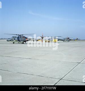 A MarineVliegkamp de Kooy.van de gauche à droite: De Westland Lynx mk.25 (UH-14A) avec le numéro d'enregistrement 262 (1977-2013), le Lynx allemand Westland, numéro d'enregistrement 83-08 Andeen Westland Lynx MK.25 (UH-14A) . Banque D'Images