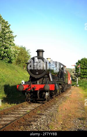 '3850' en quittant Winchcombe avec un train de marchandises et en direction de Greet tunnel. Banque D'Images