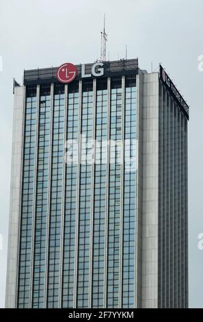 Logo de la société LG sur le dessus du bâtiment à Varsovie. LG Corporation est une société multinationale sud-coréenne de conglomérat. Varsovie, Pologne - 6 avril 2021 Banque D'Images