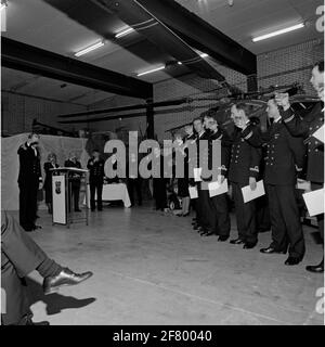 Cérémonie au Bevetrange to Airplane Squadron 1060 (VSQ 860) à MarineLiegkamp de Kooy (MVKK) en mars 1990. À gauche du cathéter Souschef libère un toast sur les diplômés pour le siège et l'officier de drapeau du Marine Air Carring Service (VOMLD). Banque D'Images