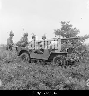 Répétez les exercices du corps de Mariniers dans le Veluwe dans la région d'Elspeet. Un liquide sans remplacement (TLV) de 106 mm est monté sur cette jeep eGave. Banque D'Images