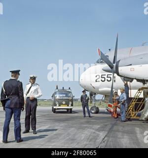 Le pourrait. Marechaussee au Marineliegkamp Valkenburg au Breguet BR1150 Atlantique (SP-13A) Patrouille maritime Vlieguever 255 (1971-1981) en inspection. Banque D'Images