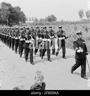 À Kapelle, une cérémonie commémorative a lieu depuis 1950 pour 229 soldats français et 20 soldats marocains de la Seconde Guerre mondiale qui sont enterrés au cimetière militaire de Kapelle. Arrivée de la garde armée le corps hollandais des Mariniers. Banque D'Images