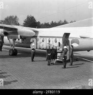 L'arrivée du couple royal népalais roi Mahendra et de la reine Ratna à la base aérienne de Soesterberg. Banque D'Images