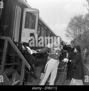 L'arrivée du couple royal népalais roi Mahendra et de la reine Ratna à la base aérienne de Soesterberg. Le train royal a été déployé de nouveau sur la base d'une marchandise oubliée sur la base. Banque D'Images