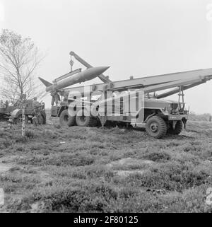 Répétez les exercices du corps de Mariniers dans le Veluwe dans la région d'Elspeet. Un honnête John Rocket est placé sur un lanceur de la Royal Netherlands Army (KL). Banque D'Images