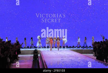 Modèles sur la piste lors du Secret Fashion Show 2015 de Victoria, tenu à l'arsenal de Lexington Avenue, le mardi 10 novembre 2015 à New York. Photo de Jennifer Graylock-Graylock.com 917-519-7666 Banque D'Images