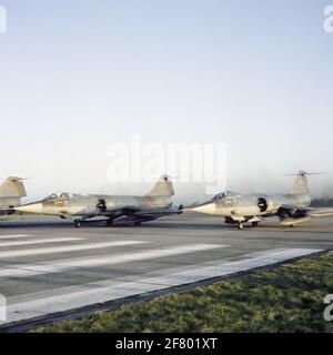 Transfert des Hollandais Starfighters en Turquie. Le 15 décembre 1980 a commencé à partir de la base aérienne Leeuwarden 11 Lockheed (T) F-104G Starfighters Direction Turquie. Ces dispositifs ex-klu ont été fournis avec le croissant turc et ont été transportés par des cerfs-volants de Volkel et de Leeuwarden jusqu'à la base turque. Banque D'Images