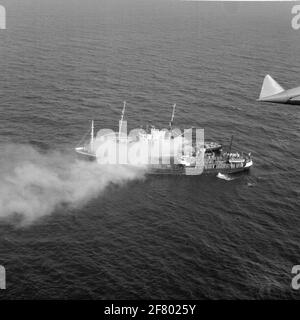 Service d'investigation et de secours des messages d'alarme. A Terschelling, un incendie est à bord du Sandon (centre) côtier suédois. Le polonais Trawler Barycz (ci-dessous) et le néerlandais Tug Holland (ci-dessus), Van Rederij Doeksen --terschelling, fournissent une assistance. Un Neptune de l'escadron 320 d'avion est sur place. Banque D'Images