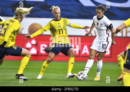 Caroline Seger (#17) de Suède et Carli Lloyd des États-Unis en action lors d'un match international de football amical entre la Suède et les États-Unis à Friends Arena à Stockholm, Suède, le samedi 10 avril 2021. Photo Claudio Bresciani / TT Kod 10090 *SUÈDE OUT* Banque D'Images