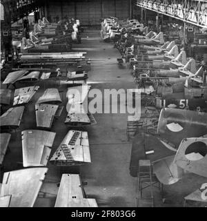 Salle de montage et de production de l'usine d'avions Aviolaland à Papendrecht pour la production des avions sous-marins de contrôle et d'attaque Grumman TPM Avenger (1954-1961) au début des années 1950. Banque D'Images