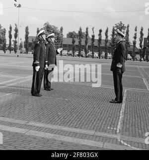 Sur la zone d'exercice de ​​the Van Ghentkazerne (VGKAZ) jusqu'au ROTAM, Kapitein der Mariniers (Kaptmarns) prend J.P. Laro la directive de la Chapelle Marine de la Marine royale des pays-Bas (Markap) sur Van Kaptmarns H.C. Van Lijnschooten. L'ancien et le nouveau chef d'orchestre relèvent du commandant du corps des Marines (ckmarns) général-major der Mariniers (Genmajmarns) J.G.M. Nass. Banque D'Images