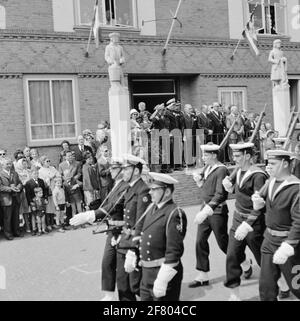 À Kapelle, une cérémonie commémorative a lieu depuis 1950 pour 229 soldats français et 20 soldats marocains de la Seconde Guerre mondiale qui sont enterrés au cimetière militaire de Kapelle. Après la cérémonie, un deilé est tenu pour l'Hôtel de ville de Kapelle. Banque D'Images