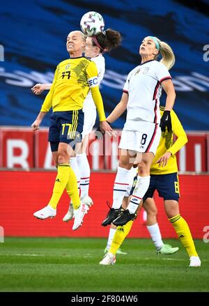 Caroline Seger (#17) de Suède va pour un cueilleur avec Rose Lavelle (C, en partie cacher) et Julie Ertz (#18) lors d'un match international de football amical entre la Suède et les Etats-Unis à Friends Arena à Stockholm, Suède, le samedi 10 avril 2021. Photo Claudio Bresciani / TT Kod 10090 *SUÈDE OUT* Banque D'Images