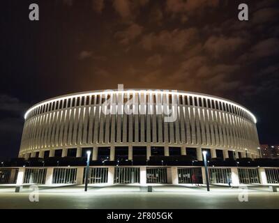 Vue nocturne du stade de football de Krasnodar. Les lumières du bâtiment fonctionnent bien par temps nuageux. Promenez-vous dans le parc pendant la saison froide. Russie Banque D'Images