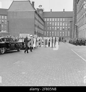 Le roi norvégien OLAF V se rend à Rotterdam avec le Hnomy Norge. Arrivée de la reine Juliana et du prince Bernhard à l'hôtel de ville de Rotterdam, où ils sont accueillis par le commandant du corps des Marines et le maire de Rotterdam. Banque D'Images