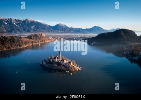Lac de Bled, Slovénie - magnifique photo de Drone alpin Banque D'Images