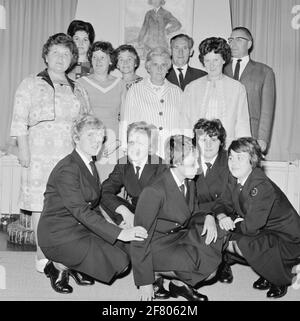 À la fin de la première formation militaire (EMV), il y a Amsterdam Marvacentrum, qui est situé sur le terrain de la Marine Barracks Amsterdam (MKAD), une journée de parents. Après une journée réussie une photo de groupe confortable pour la peinture de Francien de Zeeuw (1922-2015): Resistance heldin, première femme militaire, première femme membre du département des femmes marines (Marva). Banque D'Images