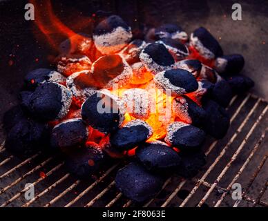 Gros plan de charbons chauds et de flammes / magnifique arrière-plan Banque D'Images