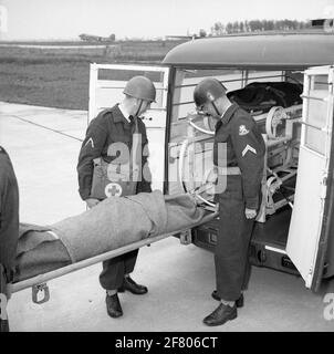 Faire de l'exercice de transport de blessés avec civière et de transport par ambulance. MGD (service médical militaire). Banque D'Images