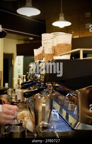 Faire du café au Starbucks au marché de Pike place à Seattle, Washington, États-Unis, avec machine à café et beaucoup de tasses vides. Banque D'Images