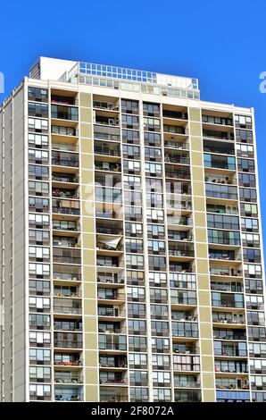 Chicago, Illinois, États-Unis. Une tour de bâtiment le long de Sheridan Road, l'un des nombreux dans la région composé d'appartements et de condominiums. Banque D'Images