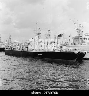 Des arceaux d'eau peu profonde britanniques de la classe Ley (coque noire) et du balai côtier HMS Dalswinton (M 1126, 1953-1973) de la classe ton (coque grise) ont visité le port d'Amsterdam en 1958. Au premier plan, le HMS Burley (M 2008, 1954-1968, rebaptisé HMS Squirrel en 1959. Banque D'Images