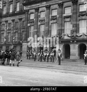 Le porte-étendard de la garde-robe des Grenadiers à l'arrivée des membres de la famille royale au Palais sur la place du Dam. Mariage de H.K.H. Princesse Beatrix et Z.K.H. Prince Claus. Banque D'Images