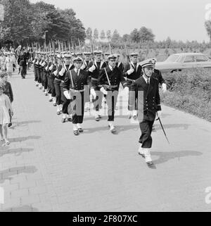 À Kapelle, une cérémonie commémorative a lieu depuis 1950 pour 229 soldats français et 20 soldats marocains de la Seconde Guerre mondiale qui sont enterrés au cimetière militaire de Kapelle. Arrivée de la garde armée française, formée par des soldats nationaux marins. Banque D'Images