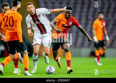 ISTANBUL, PAYS-BAS - AVRIL 10 : Artur Sobiech de Fatih Karagumruk, Oghenekaro Etebo de Galatasaray pendant le match Super lig entre Galatasaray SK Banque D'Images