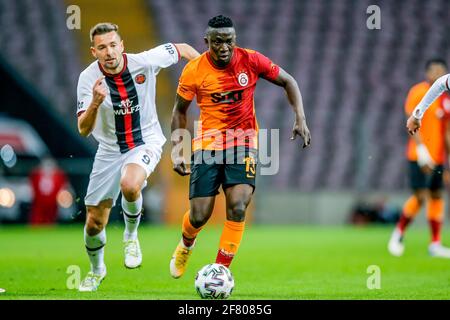 ISTANBUL, PAYS-BAS - AVRIL 10 : Artur Sobiech de Fatih Karagumruk, Oghenekaro Etebo de Galatasaray pendant le Super lig match entre Galatasaray SK et Fatih Karagumruk à Stadion Turk Telekom Stadiumu le 10 avril 2021 à Istanbul, pays-Bas (photo par /Orange) Banque D'Images