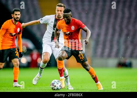 ISTANBUL, PAYS-BAS - AVRIL 10 : Artur Sobiech de Fatih Karagumruk, Oghenekaro Etebo de Galatasaray pendant le Super lig match entre Galatasaray SK et Fatih Karagumruk à Stadion Turk Telekom Stadiumu le 10 avril 2021 à Istanbul, pays-Bas (photo par /Orange) Banque D'Images