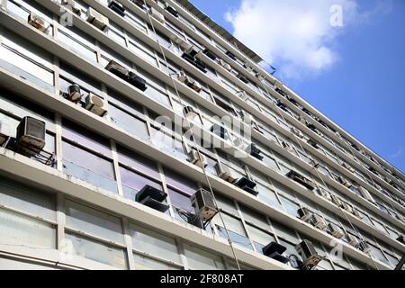 salvador, bahia, brésil - 28 décembre 2020 : des unités de climatisation sont vues sur le mur d'un bâtiment commercial dans le quartier de Comercio, dans le Banque D'Images