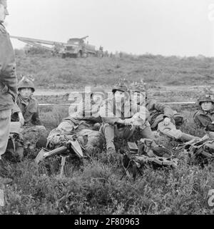 Répétez les exercices du corps de Mariniers dans le Veluwe dans la région d'Elspeet. Le journaliste des Havenloods en conversation avec quelques marines pendant une pause. Banque D'Images