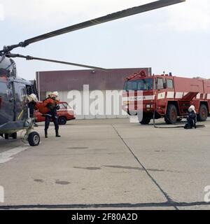 Le feu de la marine tourne en action (exercice) au MarineLiegkamp de Kooy (MVKK) avec un hélicoptère Lynx de la marine SH-14D de Westland (1976-CA 2012). Banque D'Images