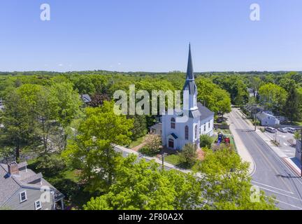 Vue aérienne de la première église baptiste au centre-ville historique de Medfield sur main Street en été, Medfield, région de Boston Metro West, Massachusetts ma, États-Unis Banque D'Images