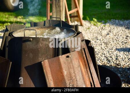 Les poissons traditionnels bouillent avec du poisson blanc frais du lac Michigan, des pommes de terre rouges, des oignons, le feu de kérosène de finale par le maître de bateau, Door County, Wisconsin, États-Unis Banque D'Images