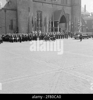 À l'ouverture d'une conférence de l'OTAN, la garde honoraire sera formée par les Marines Korps sur le Binnenhof à la Haye. Aide aux soldats à l'arrivée d'un invité. Banque D'Images