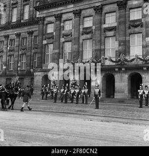 Le porte-étendard de la garde-robe des Grenadiers à l'arrivée des membres de la famille royale au Palais sur la place du Dam. 9e photo de la série. Mariage de H.K.H. Princesse Beatrix et Z.K.H. Prince Claus. Banque D'Images