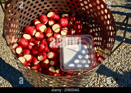 Les poissons traditionnels bouillent avec du poisson blanc frais du lac Michigan, des pommes de terre rouges, des oignons, le feu de kérosène de finale par le maître de bateau, Door County, Wisconsin, États-Unis Banque D'Images