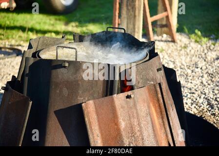 Les poissons traditionnels bouillent avec du poisson blanc frais du lac Michigan, des pommes de terre rouges, des oignons, le feu de kérosène de finale par le maître de bateau, Door County, Wisconsin, États-Unis Banque D'Images