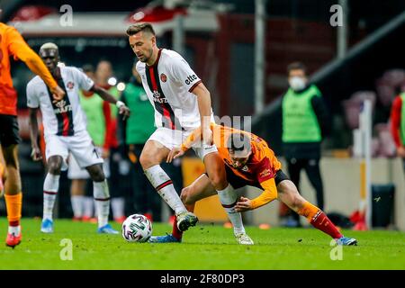 ISTANBUL, PAYS-BAS - AVRIL 10 : Artur Sobiech de Fatih Karagumruk, Omer Bayram de Galatasaray pendant le Super lig match entre Galatasaray SK et Fatih Karagumruk à Stadion Turk Telekom Stadiumu le 10 avril 2021 à Istanbul, pays-Bas (photo par /Orange Pictures) Banque D'Images