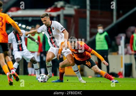 ISTANBUL, PAYS-BAS - AVRIL 10: Artur Sobiech de Fatih Karagumruk, Omer Bayram de Galatasaray pendant le match Super lig entre Galatasaray SK et Banque D'Images