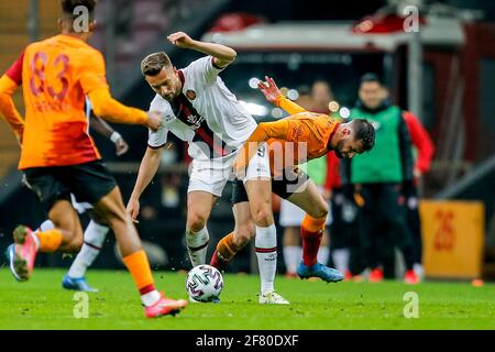 ISTANBUL, PAYS-BAS - AVRIL 10: Artur Sobiech de Fatih Karagumruk, Omer Bayram de Galatasaray pendant le match Super lig entre Galatasaray SK et Banque D'Images