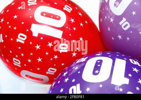 trois ballons colorés avec des étoiles et le numéro 10, ballons d'anniversaire, rouge bleu et violet, fête de dixième anniversaire, horizontal Banque D'Images