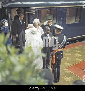 Réception cérémoniale des autorités étrangères à la gare par HM Koningin Juliana, ZKH Prins Bernhard et HKH Princess Beatrix. Banque D'Images