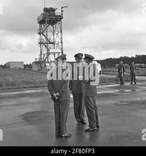 Z.K.H. Le Prince Bernhard visite en tant qu'inspecteur général de la Royal Netherlands Air Force le 4ème groupe d'armes dirigées (4GGW). Liens lieutenant-colonel observateur L.R.M. Van der Vossen (commandant de 4GGW) et le juge en chef d'observation principal de droite Oskamp (commandant du 420 Escadron). Banque D'Images